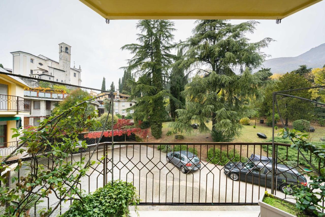 Апартаменты Residenza Al Vittoriale - By Host4U Гардоне Ривьера Экстерьер фото
