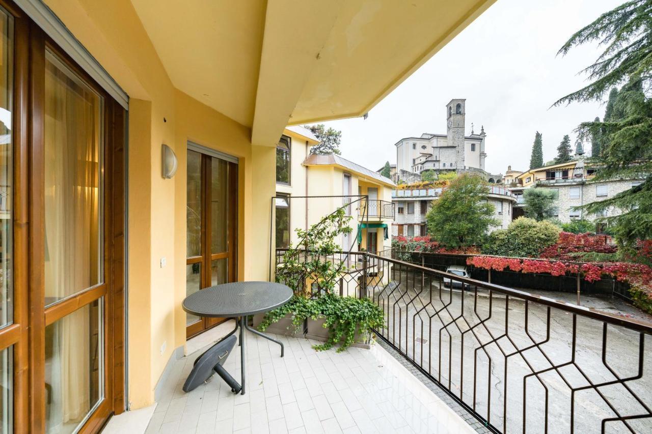Апартаменты Residenza Al Vittoriale - By Host4U Гардоне Ривьера Экстерьер фото